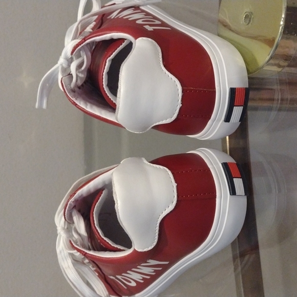 🛑SOLD🛑 Red and White Tommy Hilfiger Sneakers - Picture 6 of 10